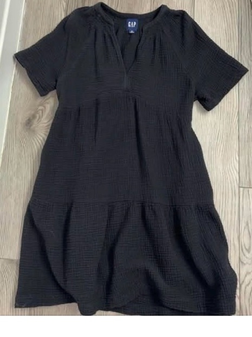GAP Black Short-Sleeve Tiered V-Neck Textured Dress